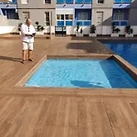 Apartment Fraescht Med Delad Pool