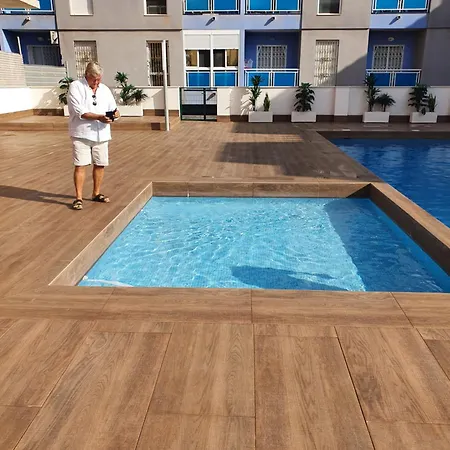 Apartament Fraescht Med Delad Pool